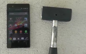 Phá tan Xperia Z bằng búa sắt