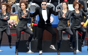 Rapper PSY đến chung kết Coppa Italia "nhảy ngựa"