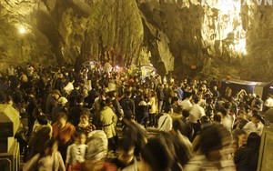 Hàng ngàn người đội mưa khai hội chùa Hương