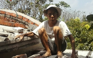 Ông lão 81 tuổi tuyên bố xây mộ cha ruột trên mái nhà