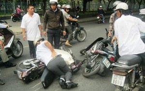 Trùm băng cướp trốn truy nã đi làm...công an