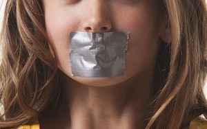 Giáo viên khoe chiến tích dán băng dính vào miệng học sinh