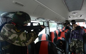 Cảnh sát TQ diễn tập chống cướp xe buýt trước Tết Nguyên Đán