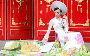 Hoa hậu Ngọc Diễm thanh thoát áo dài