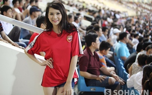 Hot girl xinh như mộng gây sốt tại buổi tập Arsenal