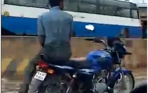 Video: Màn lái xe cực hot bằng... bàn tọa của "siêu nhân" người Ấn Độ