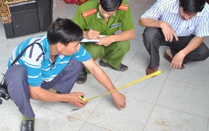 Kinh hoàng chồng đâm chết vợ và vợ chồng hàng xóm