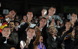 Phát hiện thông điệp “hố hàng” sau chiếc mặt nạ Cris Ronaldo