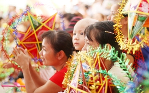 Nhà hảo tâm đổi lịch bay để kịp dự trung thu với trẻ em khiếm thị