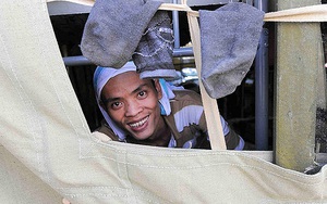 TG 24h qua ảnh: Chờ trục xuất, lao động Việt tại Nga cười trong lo lắng
