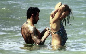 Lavezzi mặc bikini cho bồ ở thiên đường hạ giới