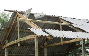 Hà Tĩnh: Lốc xoáy khiến hàng trăm ngôi nhà bị tốc mái