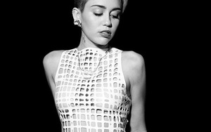 Miley Cyrus tiếp tục đốt mắt bẳng “da thịt”