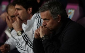 "Quyển lực đen" nổi dậy, Mourinho sắp bị đá ra đường