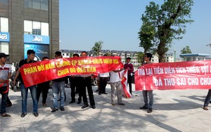 Khách hàng lại treo băng rôn “tố” Nam Cường “ăn chặn” tiền