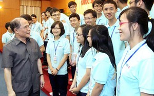 Chủ tịch Quốc hội đặt câu hỏi bất ngờ cho HS đoạt giải Olympic