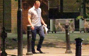 Nhậu từ tối đến nửa đêm, Rooney lếch thếch xách giày đi tất