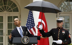 Tổng thống Obama bị 'chế nhạo' vì sợ dính mưa