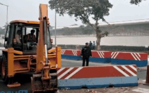 Ấn Độ 'xúc' rào chắn bê tông Đại sứ quán Mỹ để trả đũa