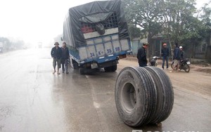 Xe tải đang chạy bỗng…rơi bánh khiến người đi đường hú vía