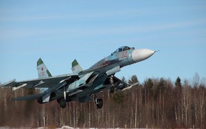 MiG-29 và Su-27 phô diễn sức mạnh trên hồ Ladoga