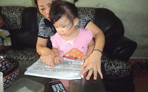 Cô bé 2 tuổi đọc báo trôi chảy