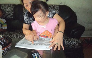 Cô bé 2 tuổi đọc báo trôi chảy