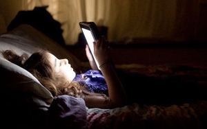 Sử dụng thiết bị công nghệ trước lúc đi ngủ sẽ bị stress