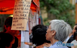 Cận cảnh hội chợ mai mối tấp nập... người già ở Trung Quốc