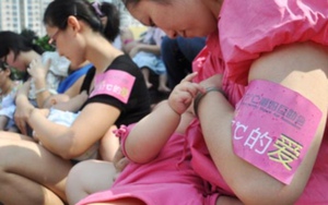 Nam giới Trung Quốc làm nghề vắt sữa bà đẻ: Sung sướng và thị phi