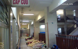 Người nhà bệnh nhân nằm co ro trong giá lạnh ở Bệnh viện Bạch Mai