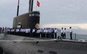 Vào khoang trung tâm chỉ huy tàu ngầm TP Hồ Chí Minh