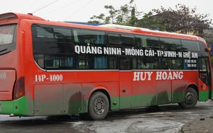 Xe giường nằm bốc khói, hành khách hoảng hốt