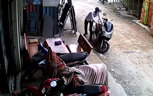 Tên trộm "nghiệp dư" khó nhọc phá khóa trộm xe máy