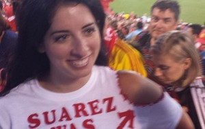 Fan Liverpool xinh đẹp chơi khăm Suarez