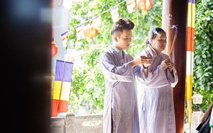 Hot boy X-Factor đưa mẹ lên chùa để tìm sự thanh thản