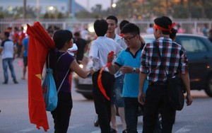 Méo mặt với các trò ăn theo U19 Việt Nam