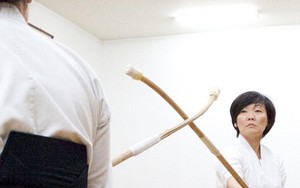 Vợ Thủ tướng Nhật múa dao trước sự trầm trồ của người Nga