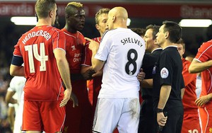 Balotelli ghi bàn, suýt "đánh" đối phương trên sân