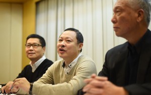 Người sáng lập biểu tình Hồng Kông bật khóc, “đầu hàng”