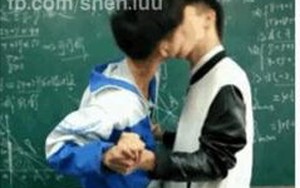 Nhức mắt với cảnh 2 nam sinh chơi trò hôn nhau giữa lớp