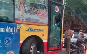 Chủ xe SH đập vỡ cửa kính, chặn đầu xe buýt
