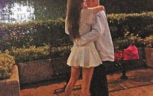 Người mẫu Hồng Kông âu yếm tình già 78 tuổi trong công viên