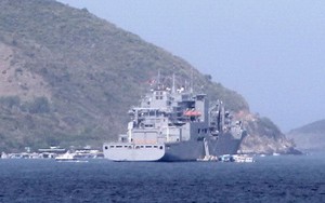 Khám phá tàu vận tải cỡ lớn của HQ Mỹ vừa vào vịnh Nha Trang
