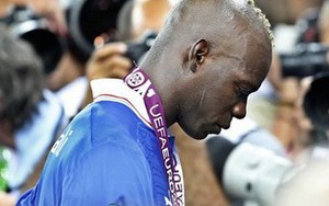 Đằng sau nước mắt Balotelli: Đừng vội phán xét