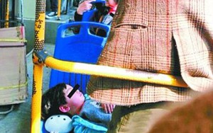 Xúc động hình ảnh ông đứng che nắng cho cháu suốt 20 phút