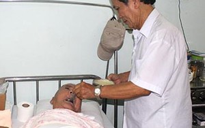 Vất vả nghề nuôi người bệnh