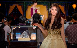 Á hậu Phạm Hương lộng lẫy bên vương miện 1,6 tỷ