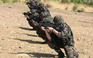 Khám phá siêu súng trường "quái vật" FN F-2000