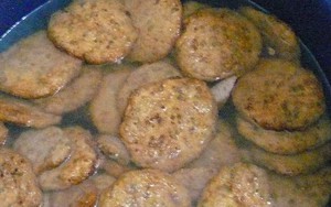 Giật mình với kỹ nghệ “mặc áo mới” cho giò chả ôi thiu